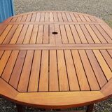 Stretchable garden dining table in solid teak