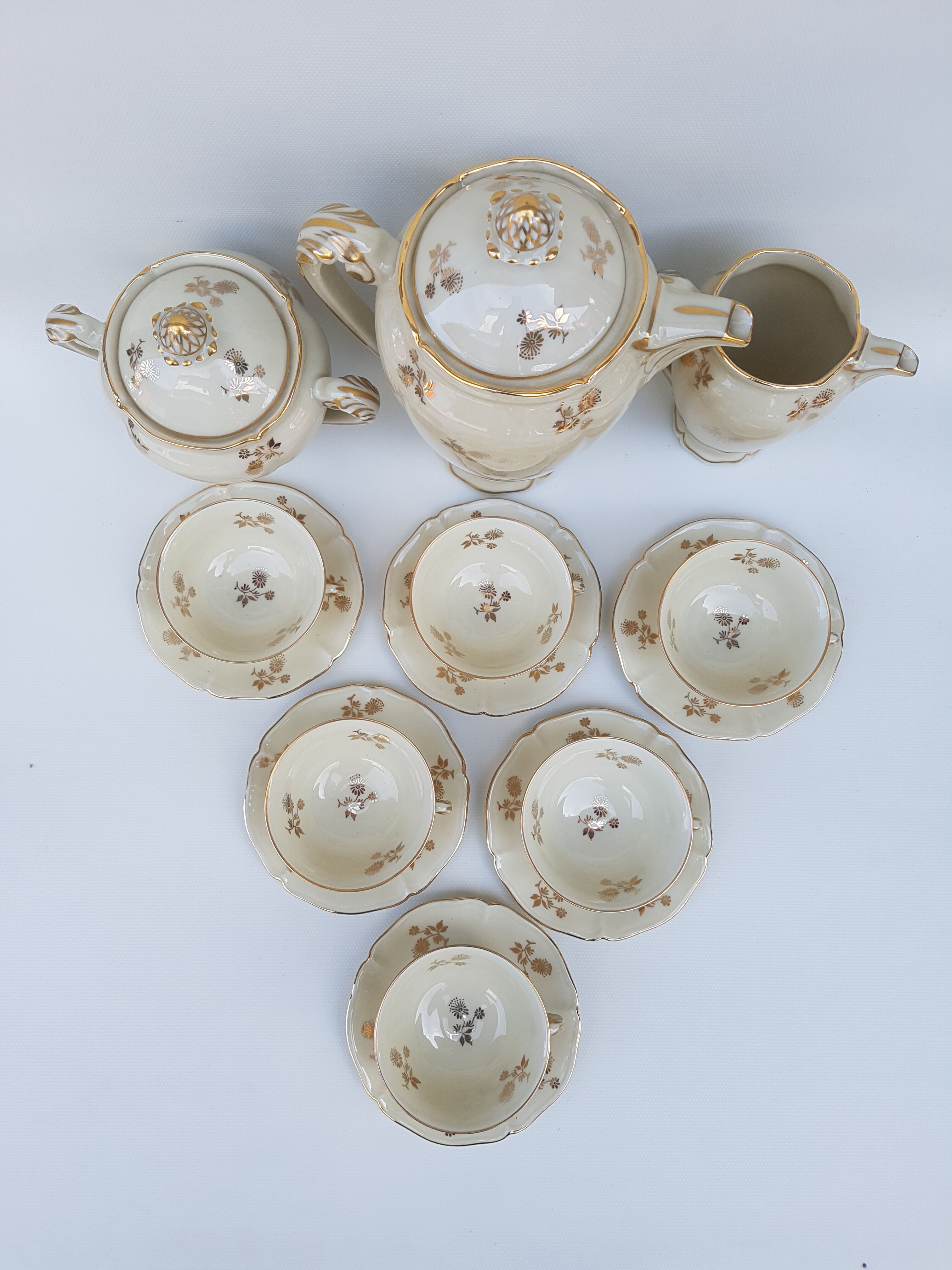 Limoges porcelain tea service, former royal factory.