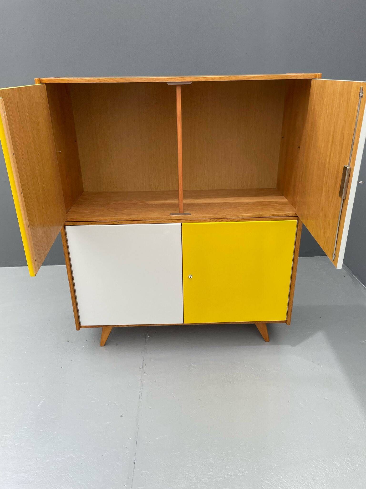 Armoire U-450 en placage de chêne, variante jaune et blanc, Jiří Jiroutek pour Inte