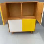 Armoire U-450 en placage de chêne, variante jaune et blanc, Jiří Jiroutek pour Inte