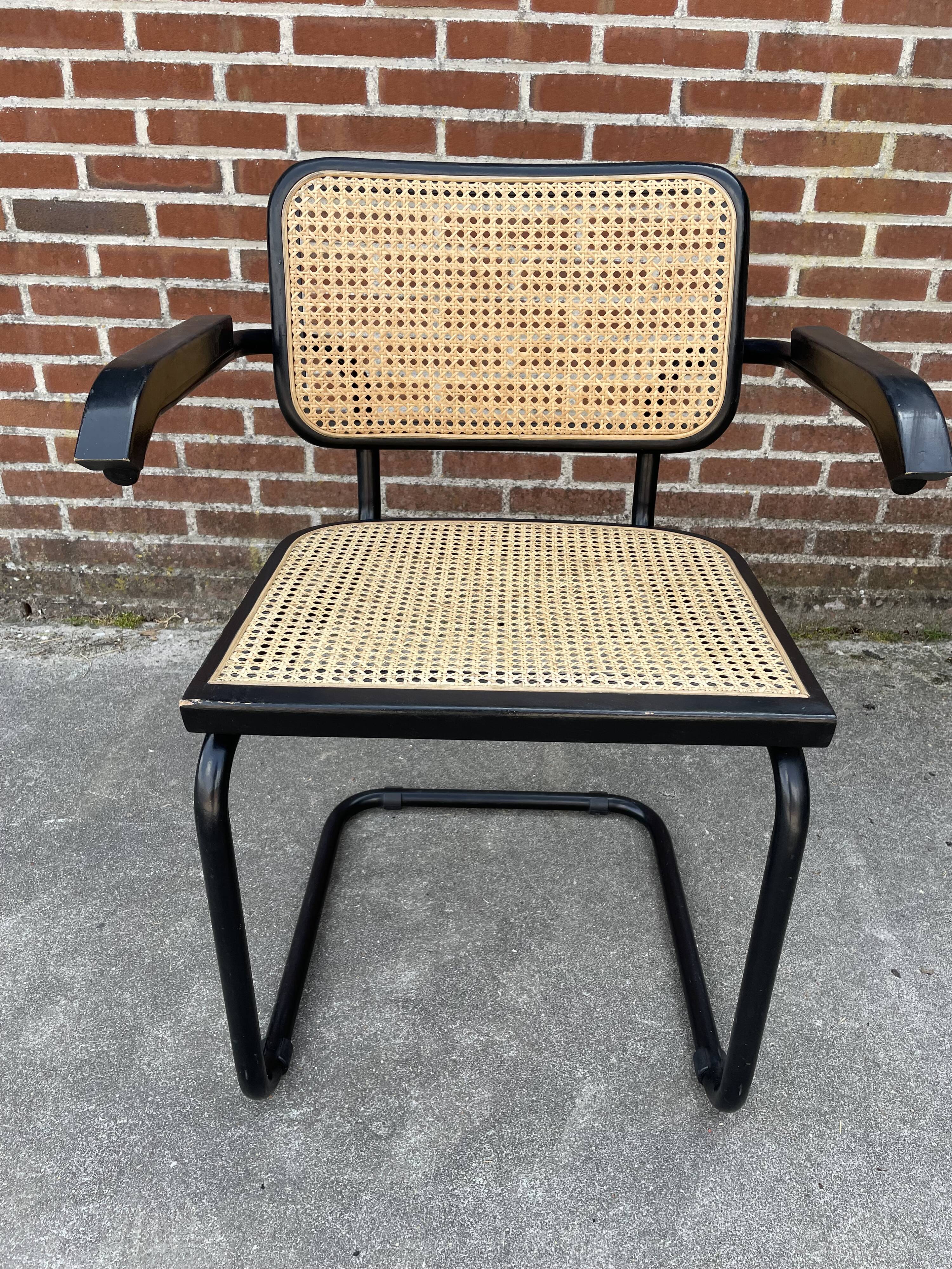 Cesca chair B64 with armrests by Marcel Breuer Design in black