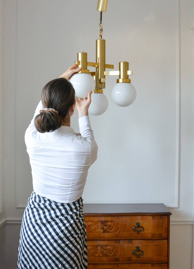 Chandelier vintage en laiton et opaline, années 1970, dans le style de Sciolari.