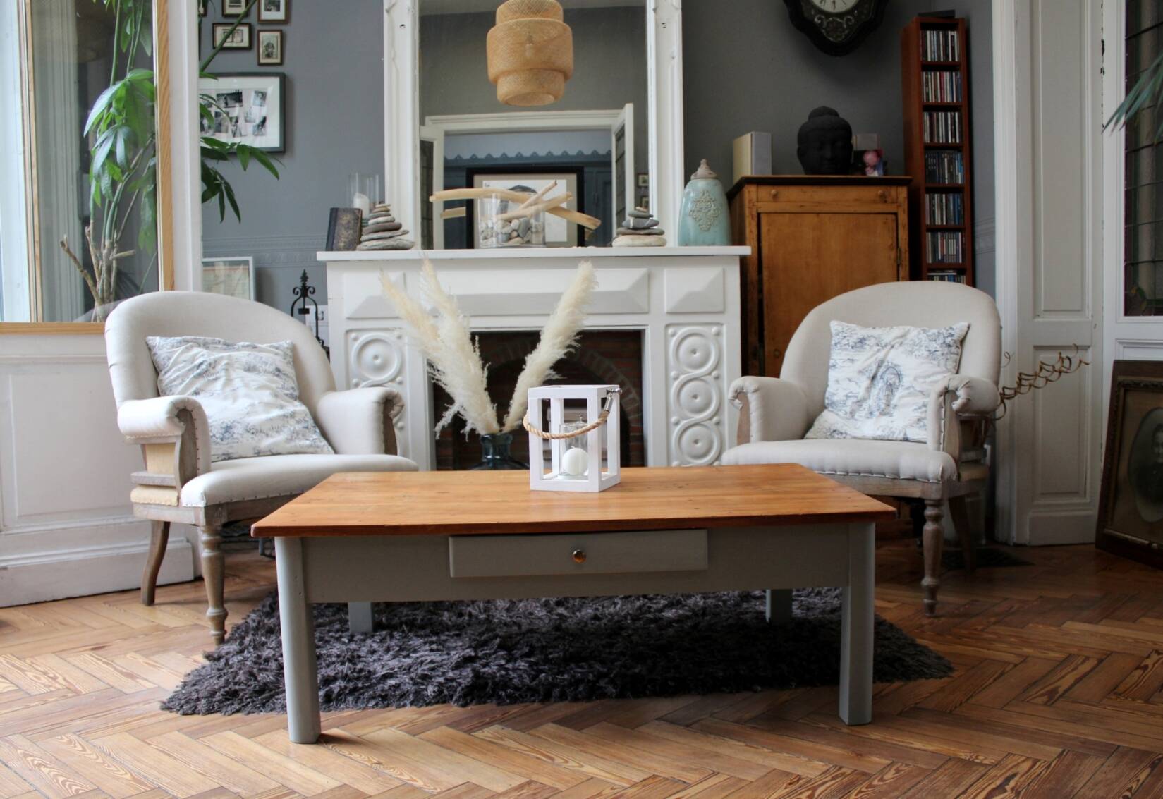 Paire de bergères beige et bois cérusé
