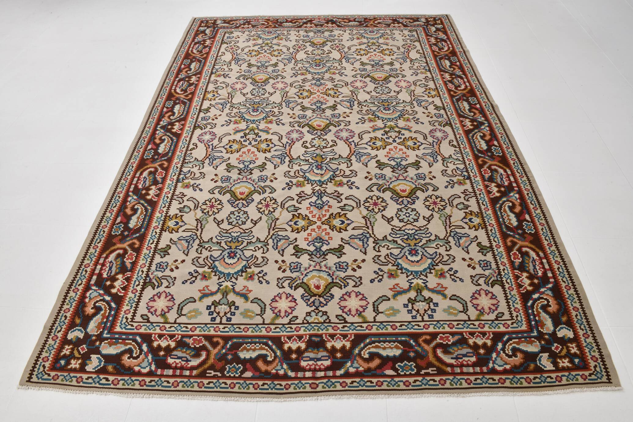 Kilim persan tons crème et bordeaux, motifs floraux élégants vintage