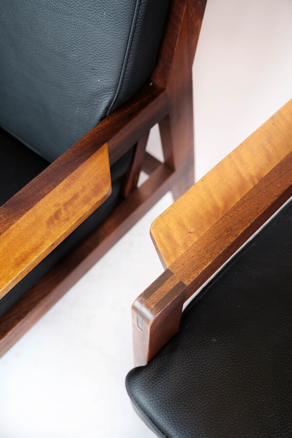 Paire de fauteuils en bois poli et cuir noir de design danois, années 1960