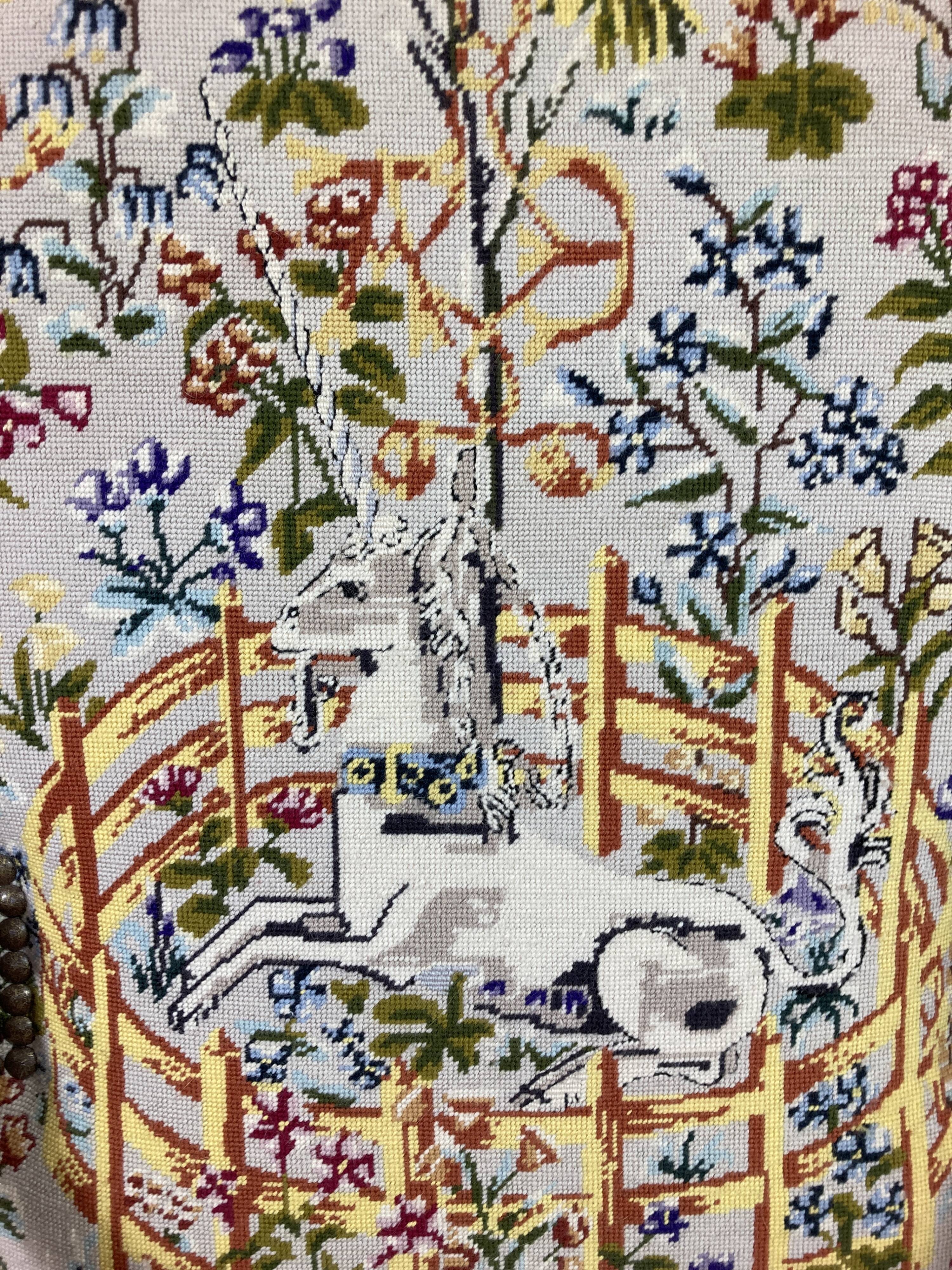Ancien fauteuil de style bois et tissu décor licorne