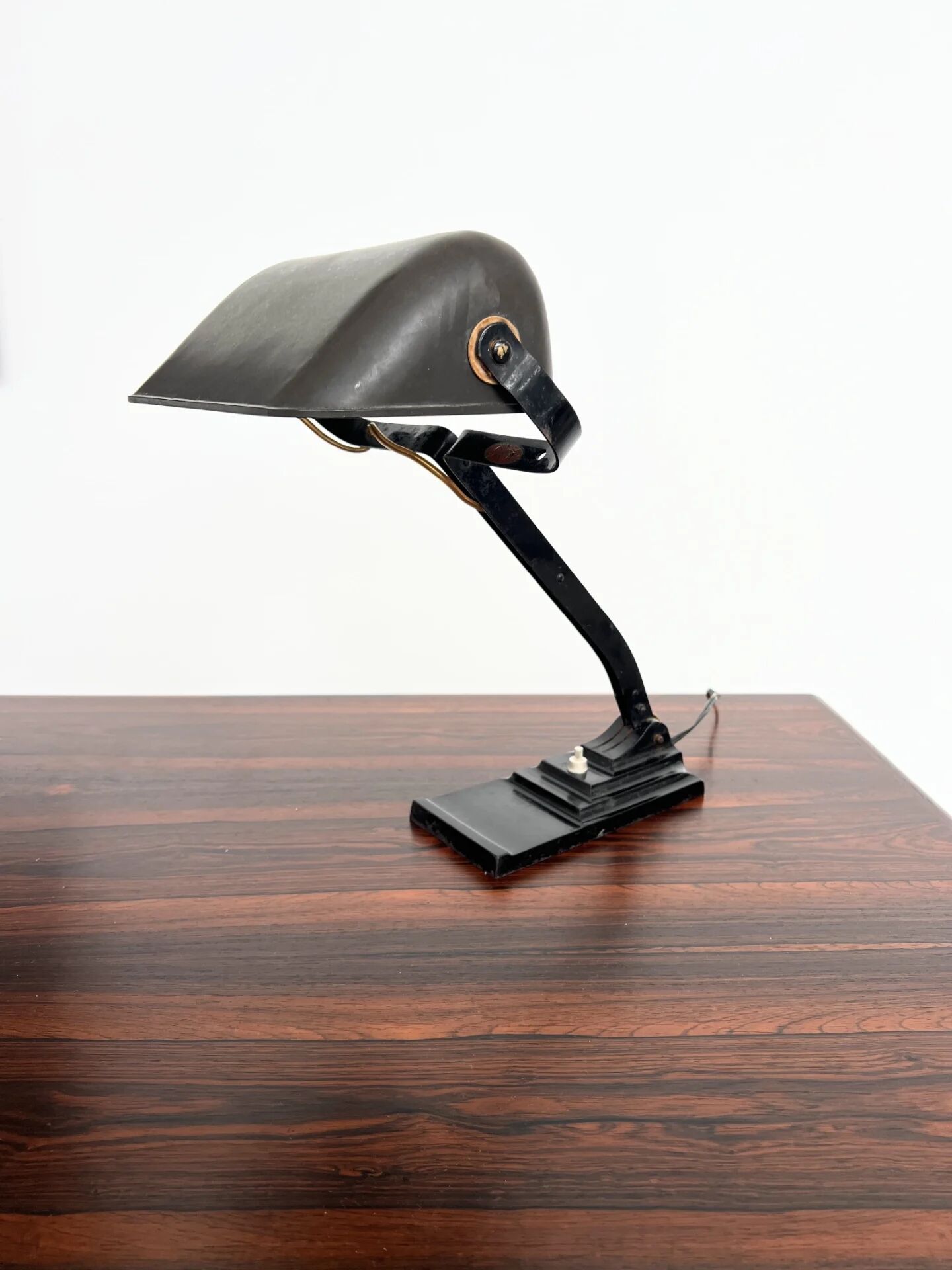 Lampe de bureau articulée ERPE — Métal noir et bakélite, Belgique, années 30-40