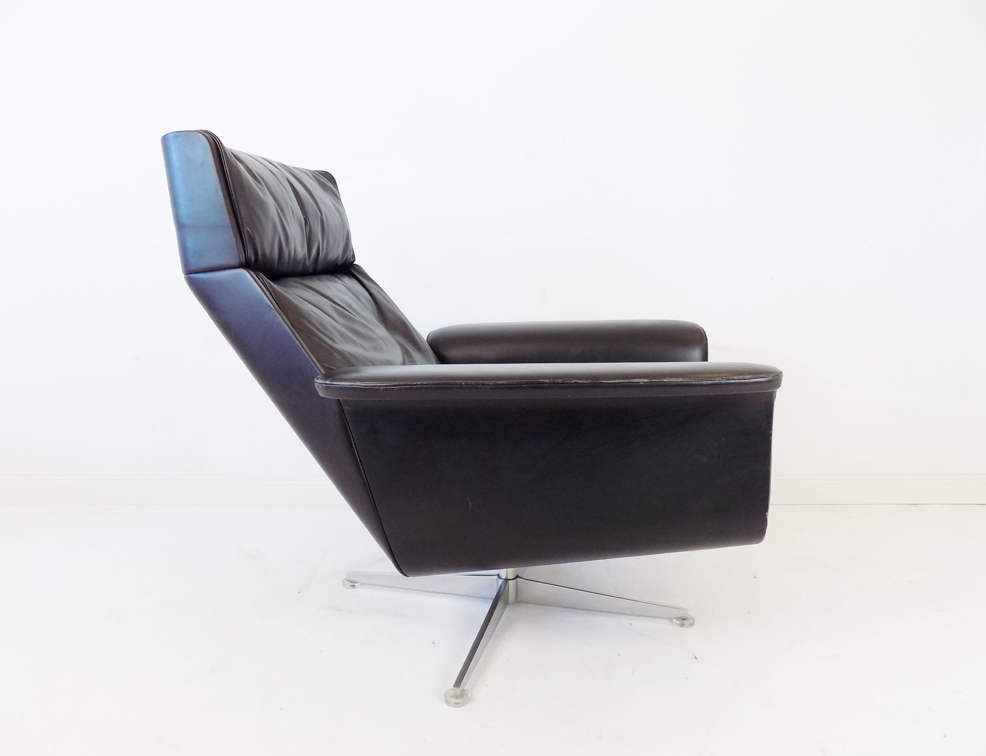 Fauteuil Kaufeld Siesta 62 en cuir noir par Jacques Brule