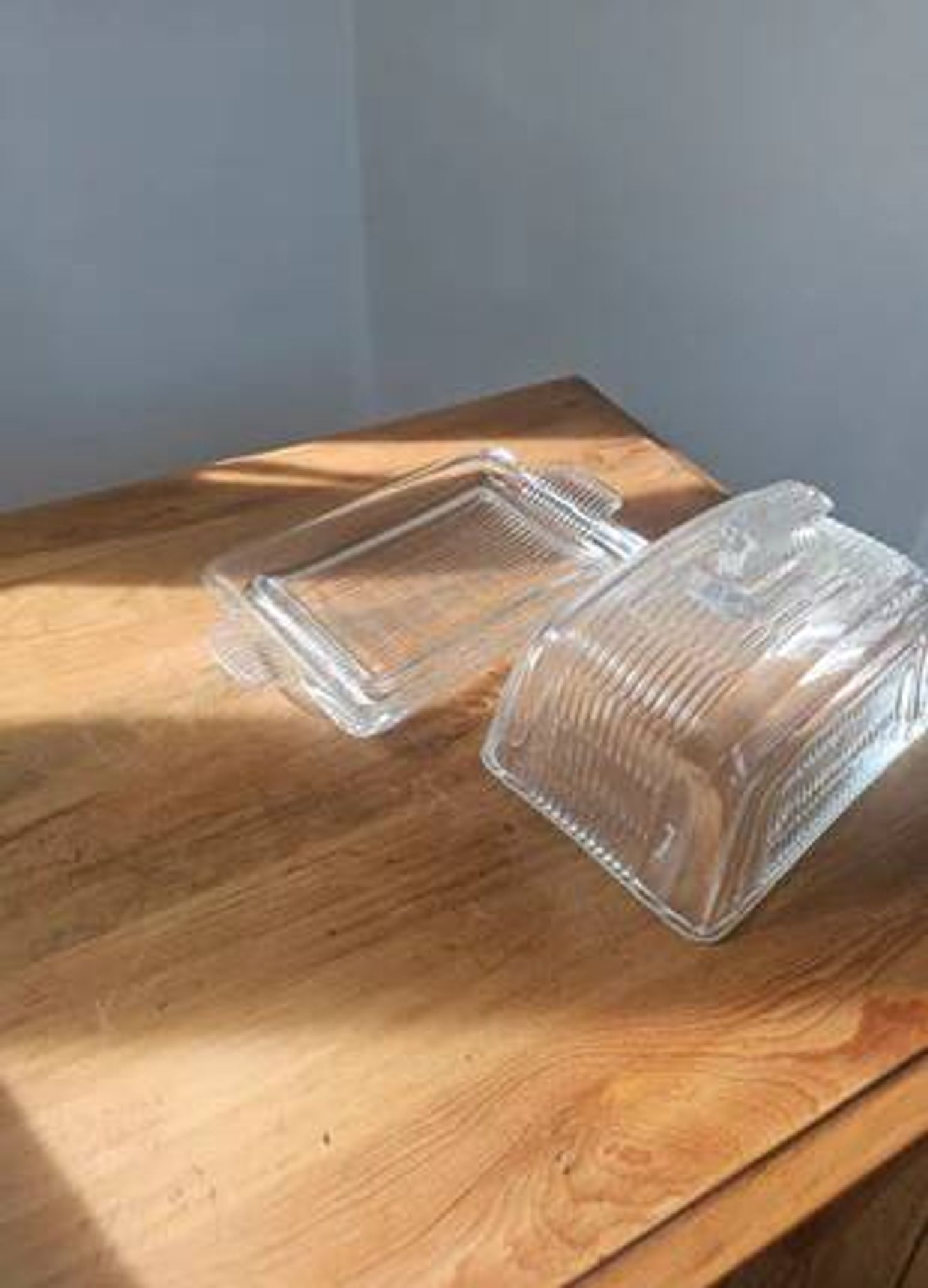 Beurrier vintage en verre pressé strié