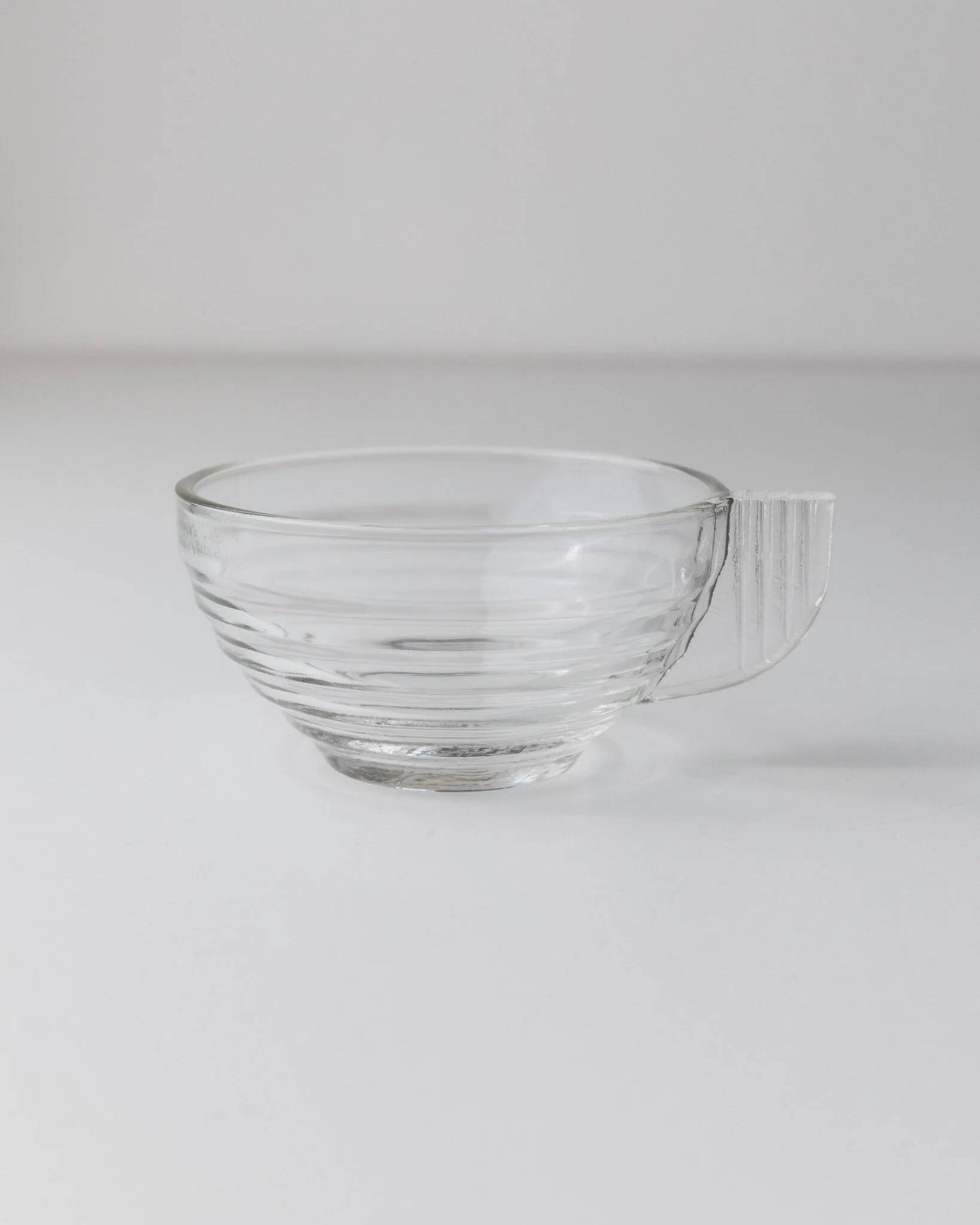4 tasses en verre transparent avec soucoupes et embossage strié – Art Déco Italie années 1960, ensemble de vaisselle à thé élégant