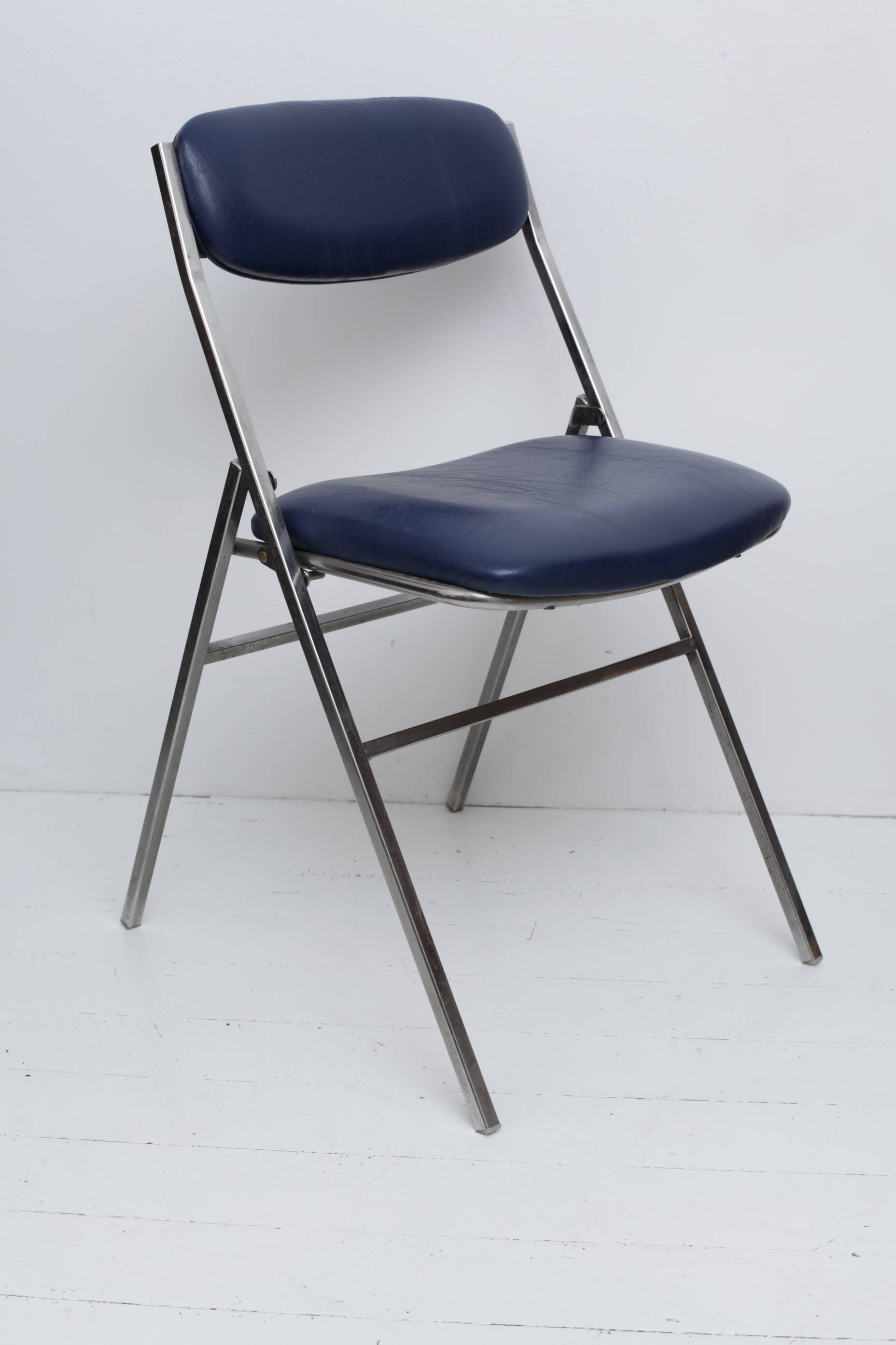Chaise pliable skaï bleu pieds chromés
