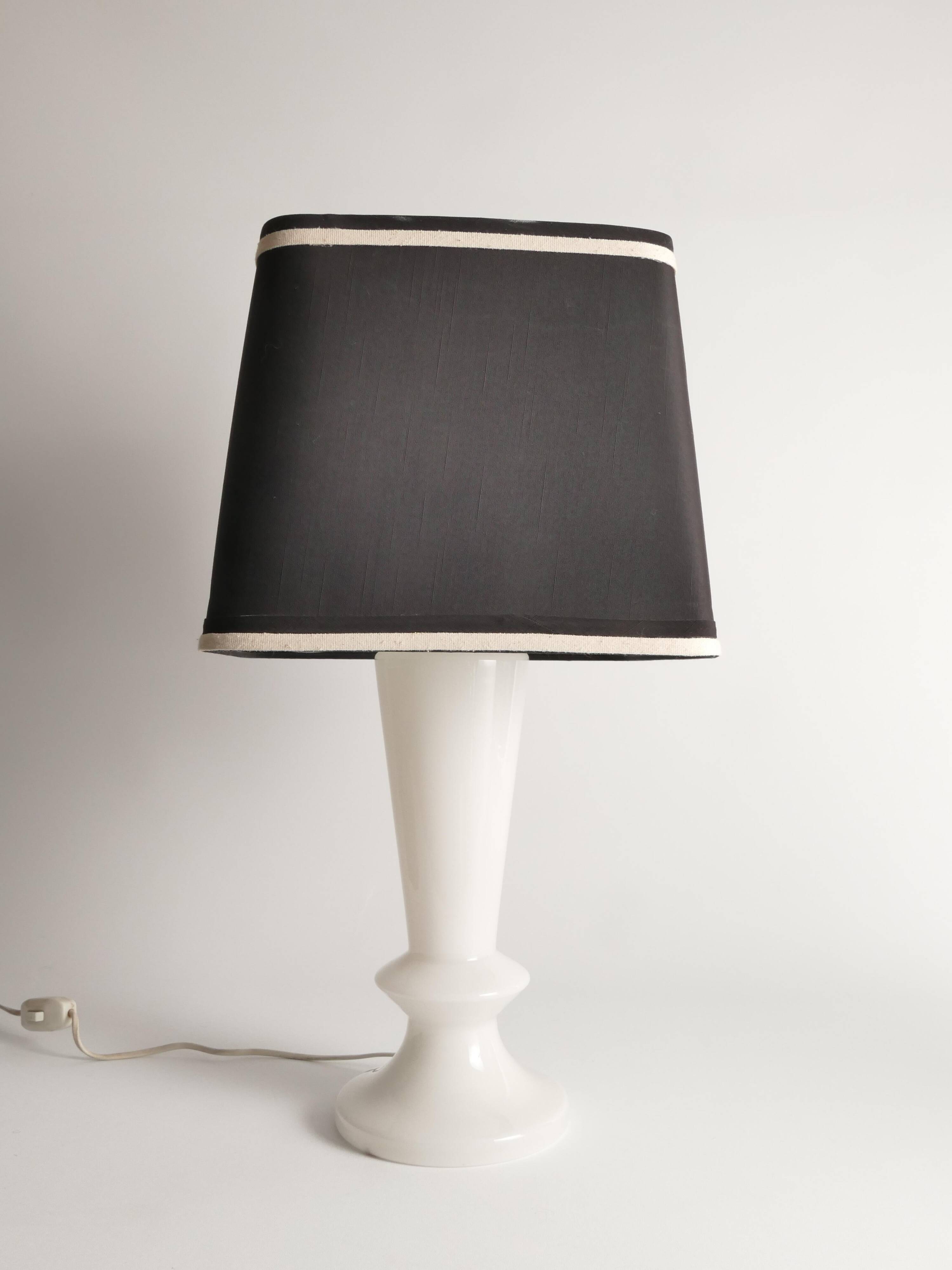 Paire de lampes de table en verre opalin de style mid-century moderne, Suède, ensemble de 2