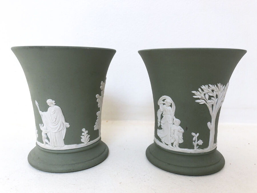Paire de vases "Médicis" en biscuit Wedgwood 1950