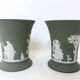 Paire de vases "Médicis" en biscuit Wedgwood 1950