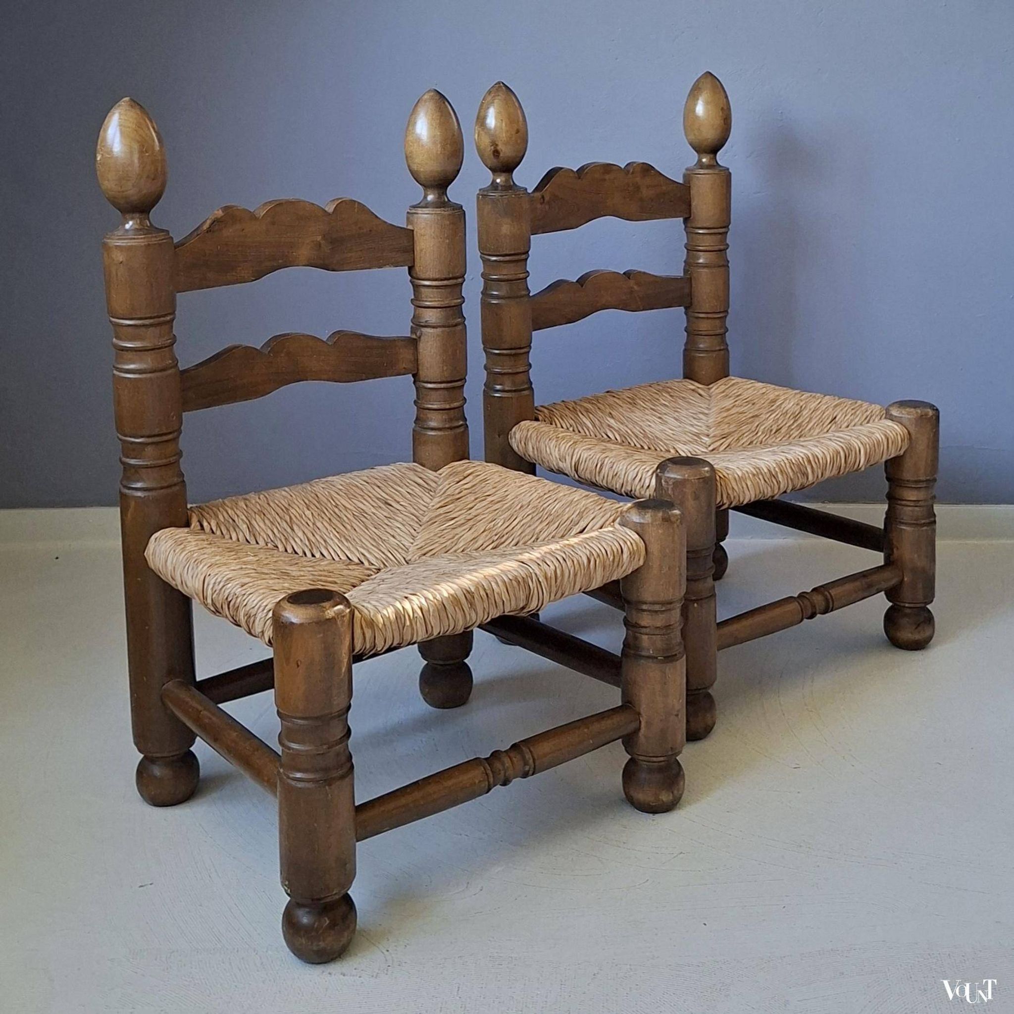 Ensemble de 2 chaises basses avec assise en paille, années 1950.