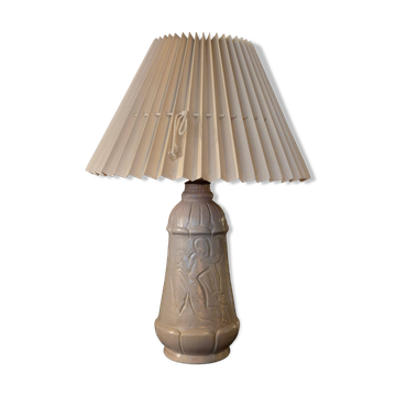 Lampe de table décorative suédoise Whiting, en céramique émaillée blanche, par Maggie Wibom.