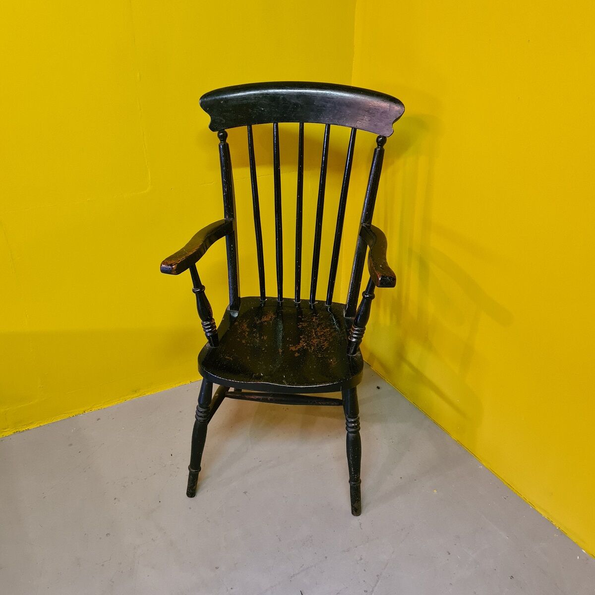 Antique English Windsor armchair from the 1800s