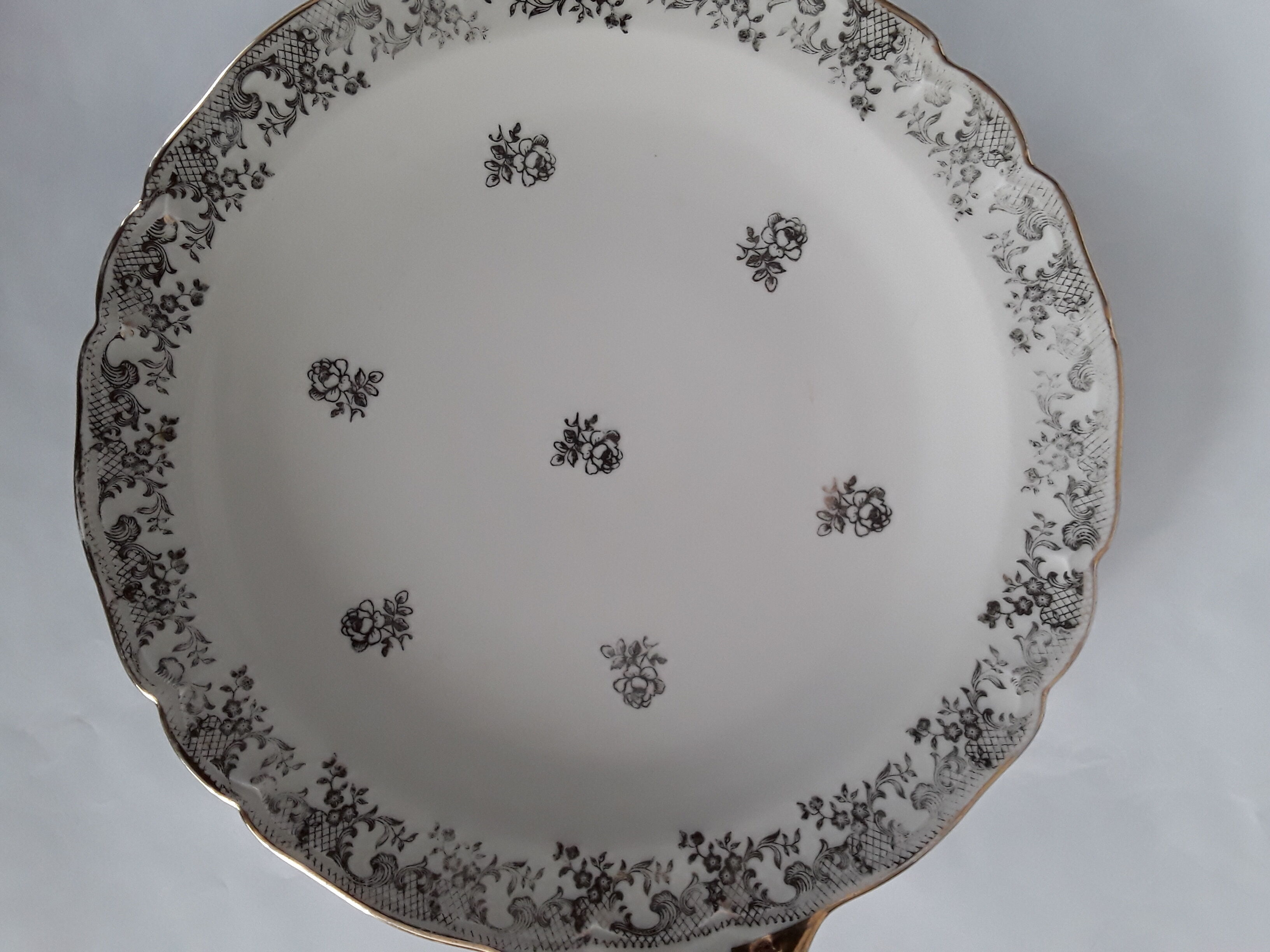Porcelain dish decorated with golden flowers