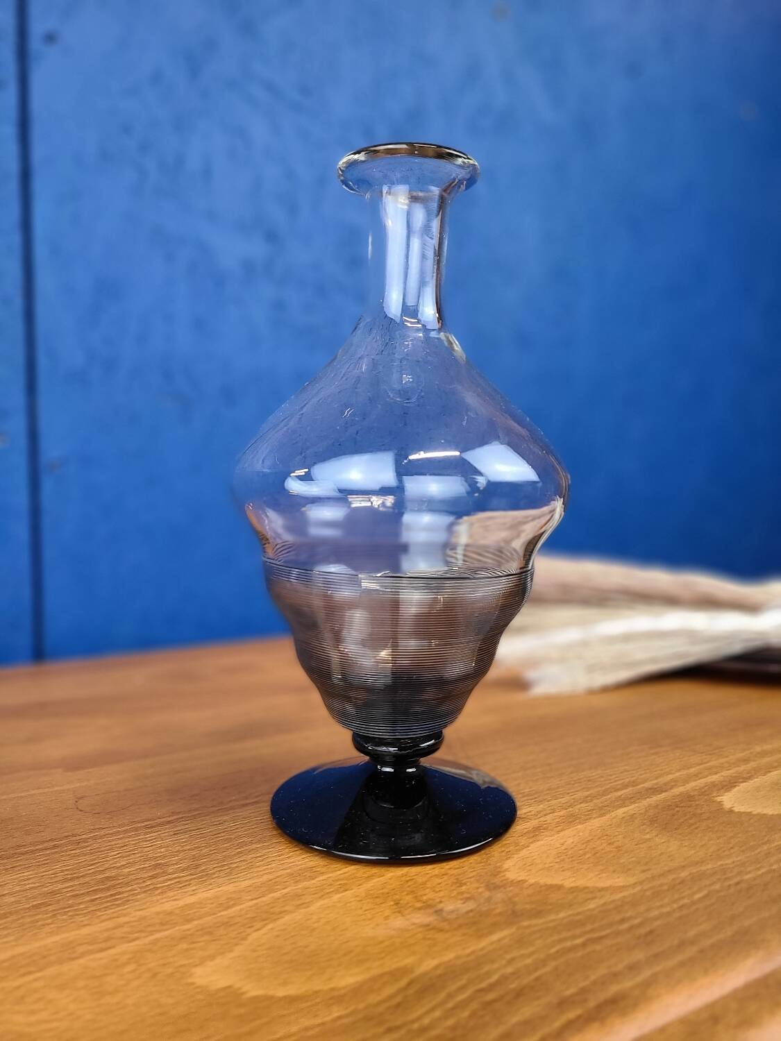 Vase vintage en verre, détails noirs en relief