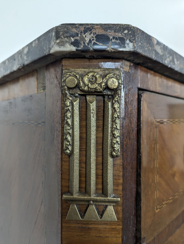 Commode en marqueterie de style transition