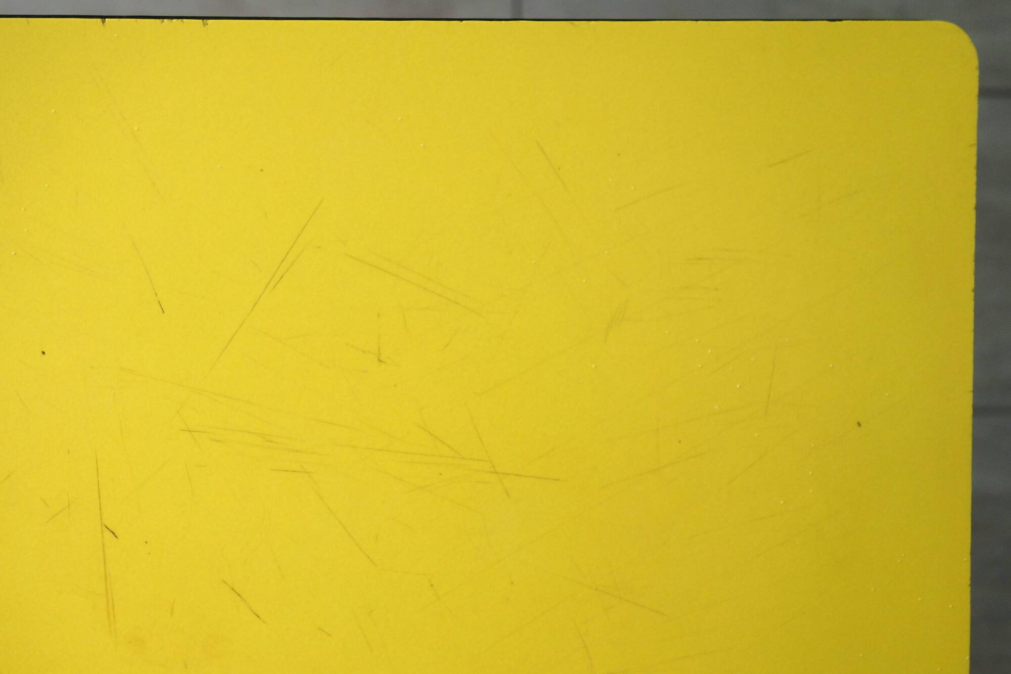Petite table en formica jaune vintage