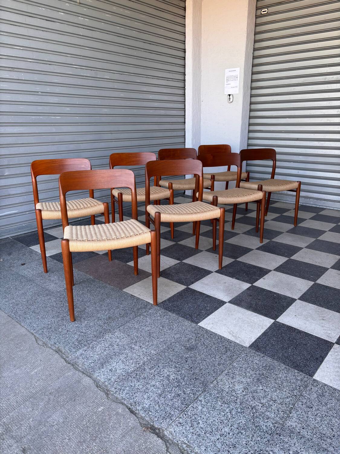 Série de 8 chaises Møller 75