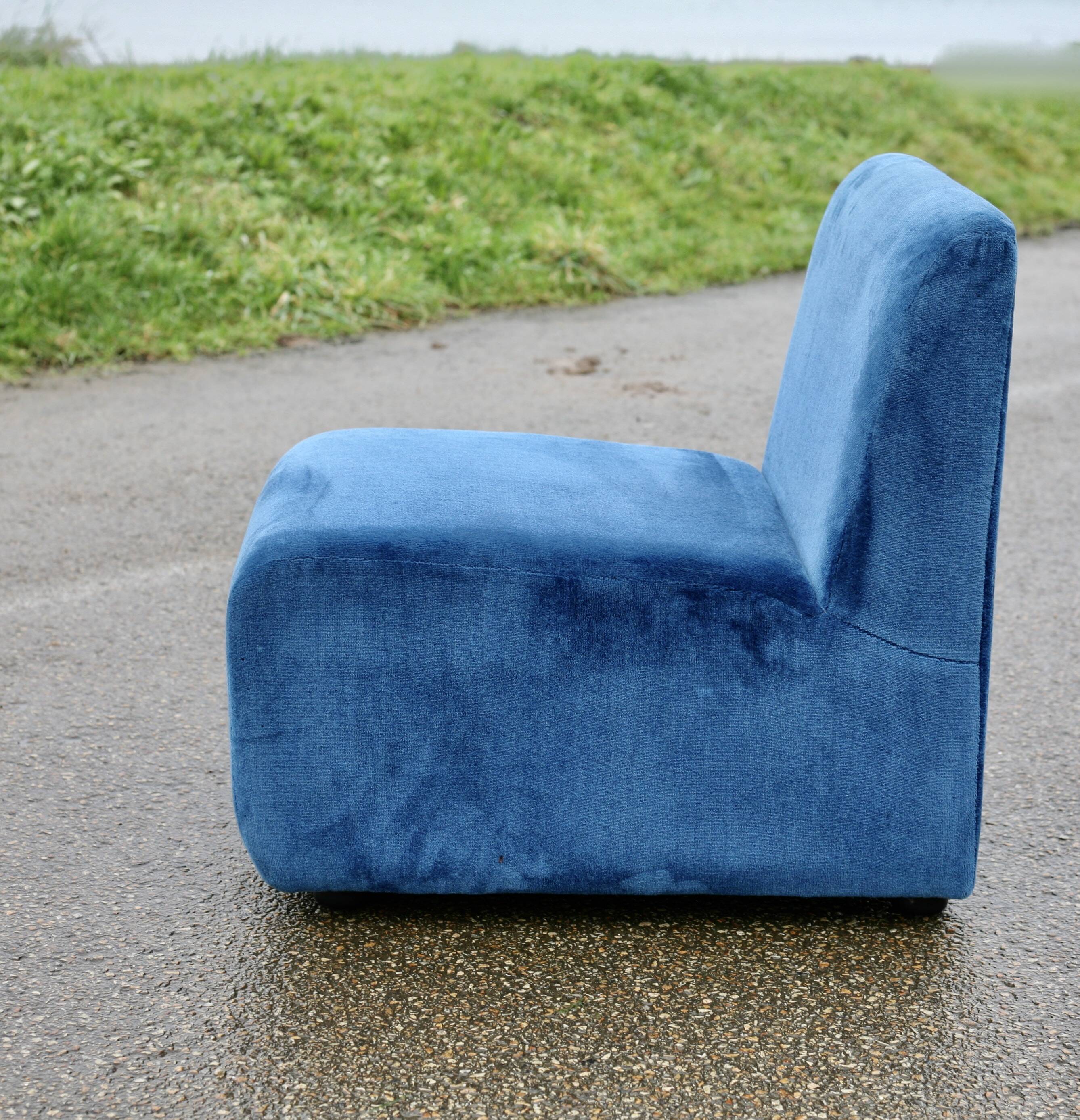 Canapé modulable composé de 5 chauffeuses en velours bleu, circa 1980