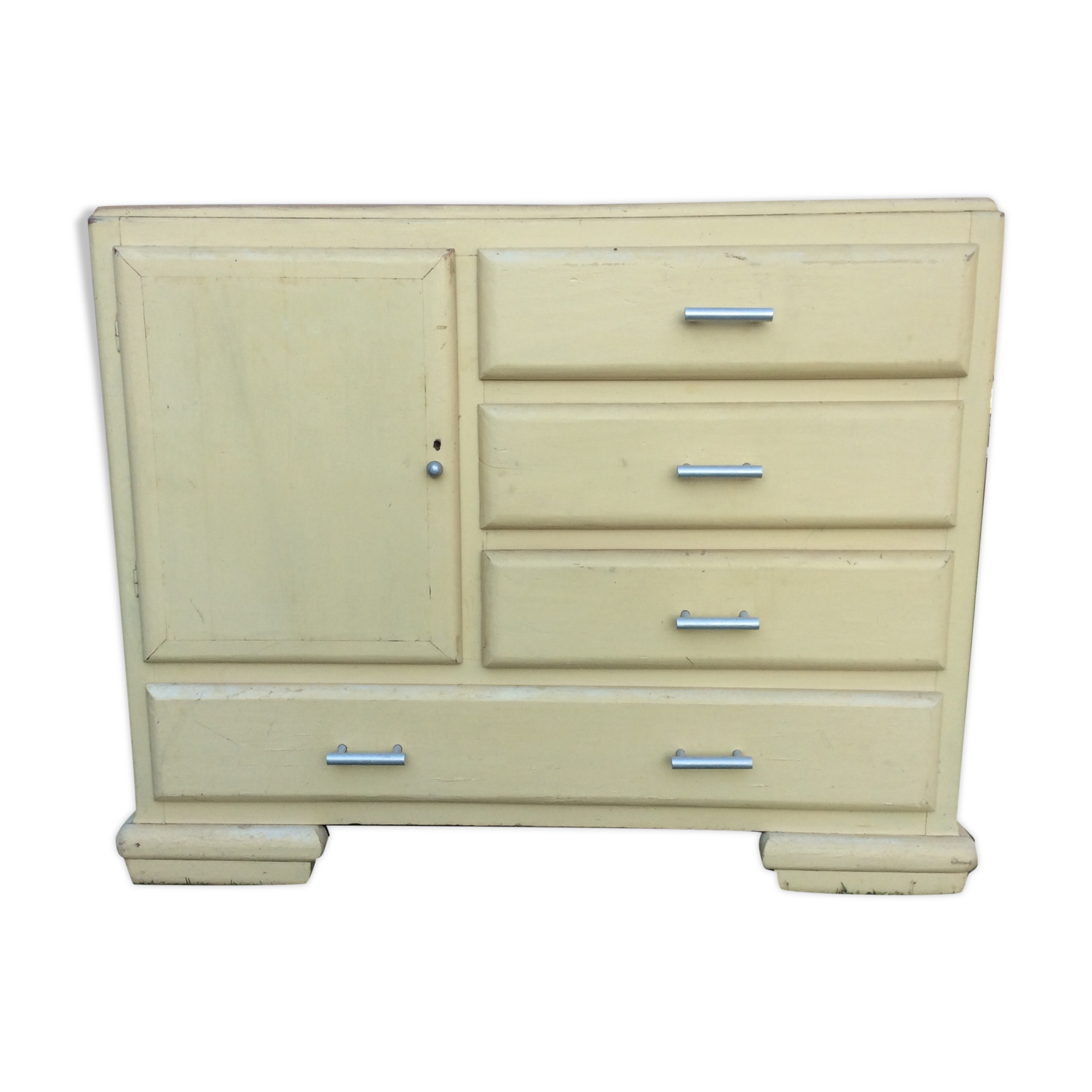 Buffet convenient vintage Mado lacquered white beige in good condition.