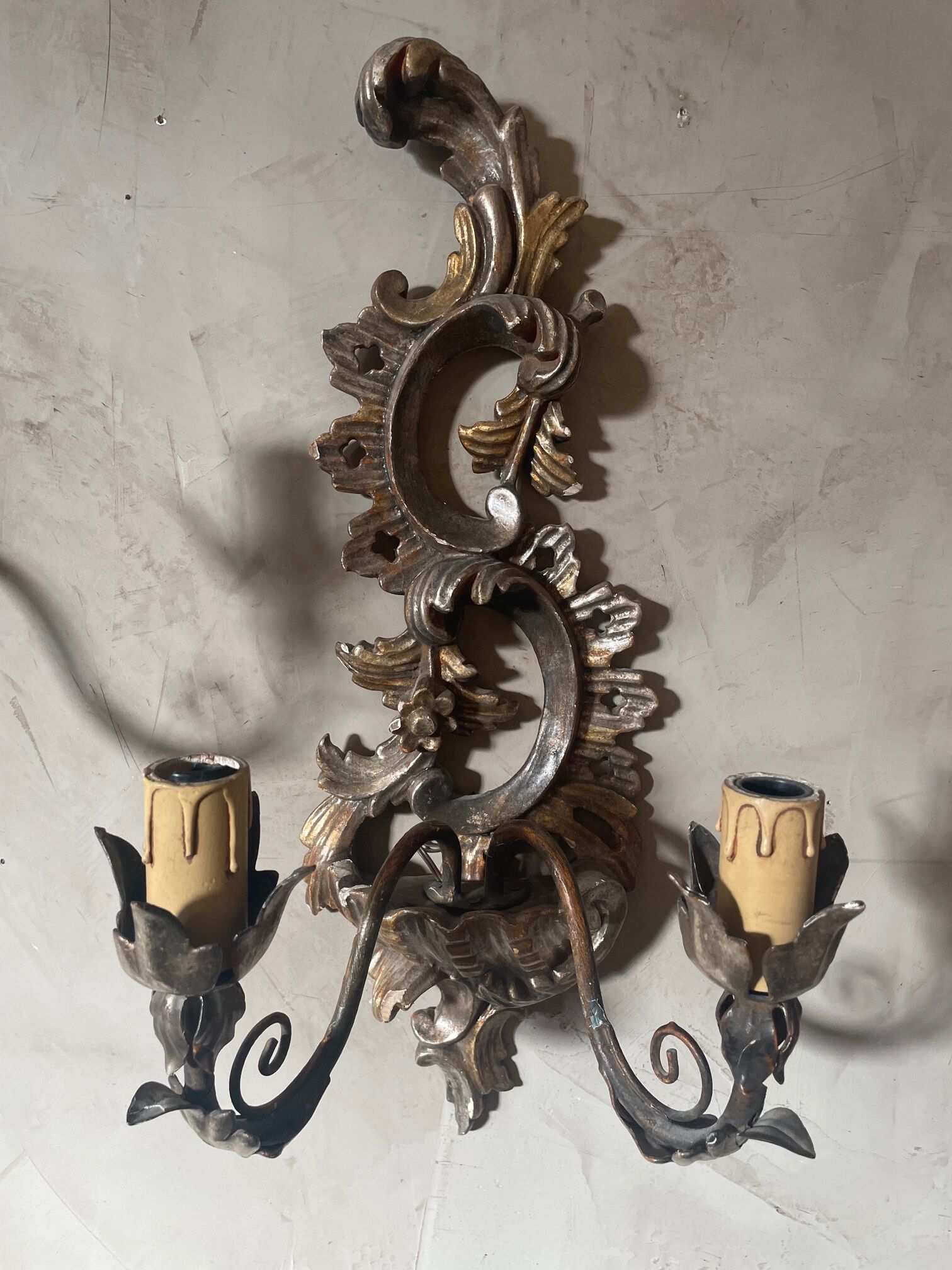 Paire d'appliques en bois sculpté