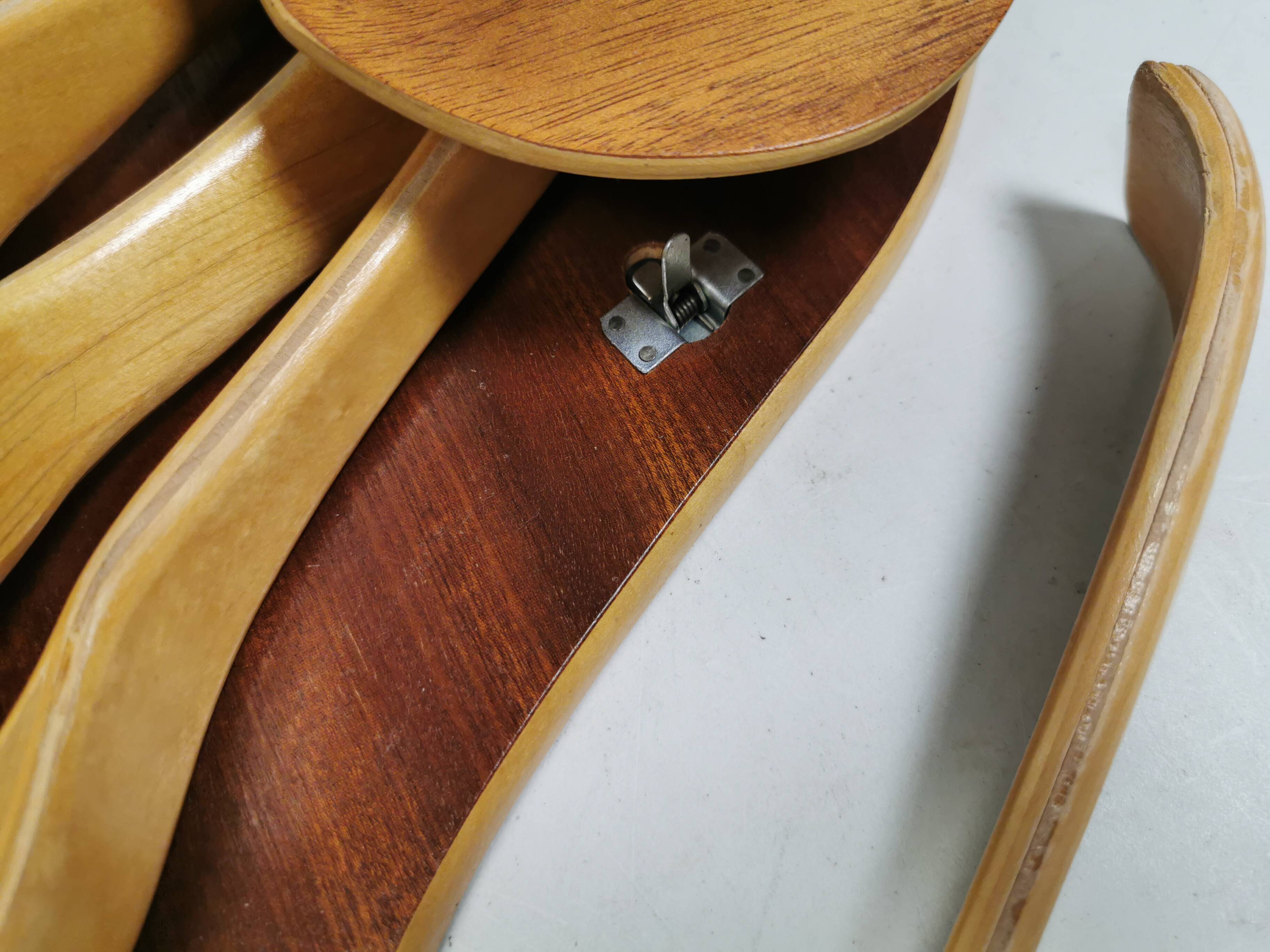 Very beautiful vintage hanger holder, including 7 matching hangers.