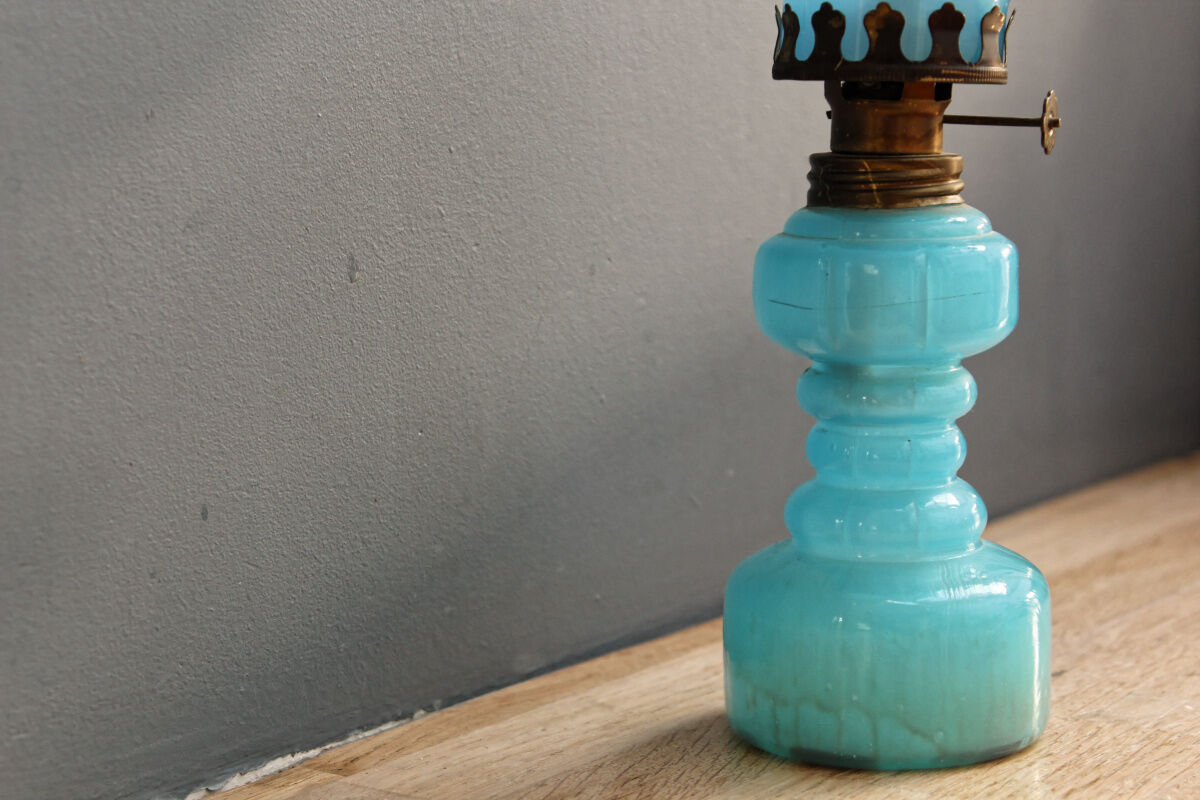 Lampe à pétrole en opaline bleue