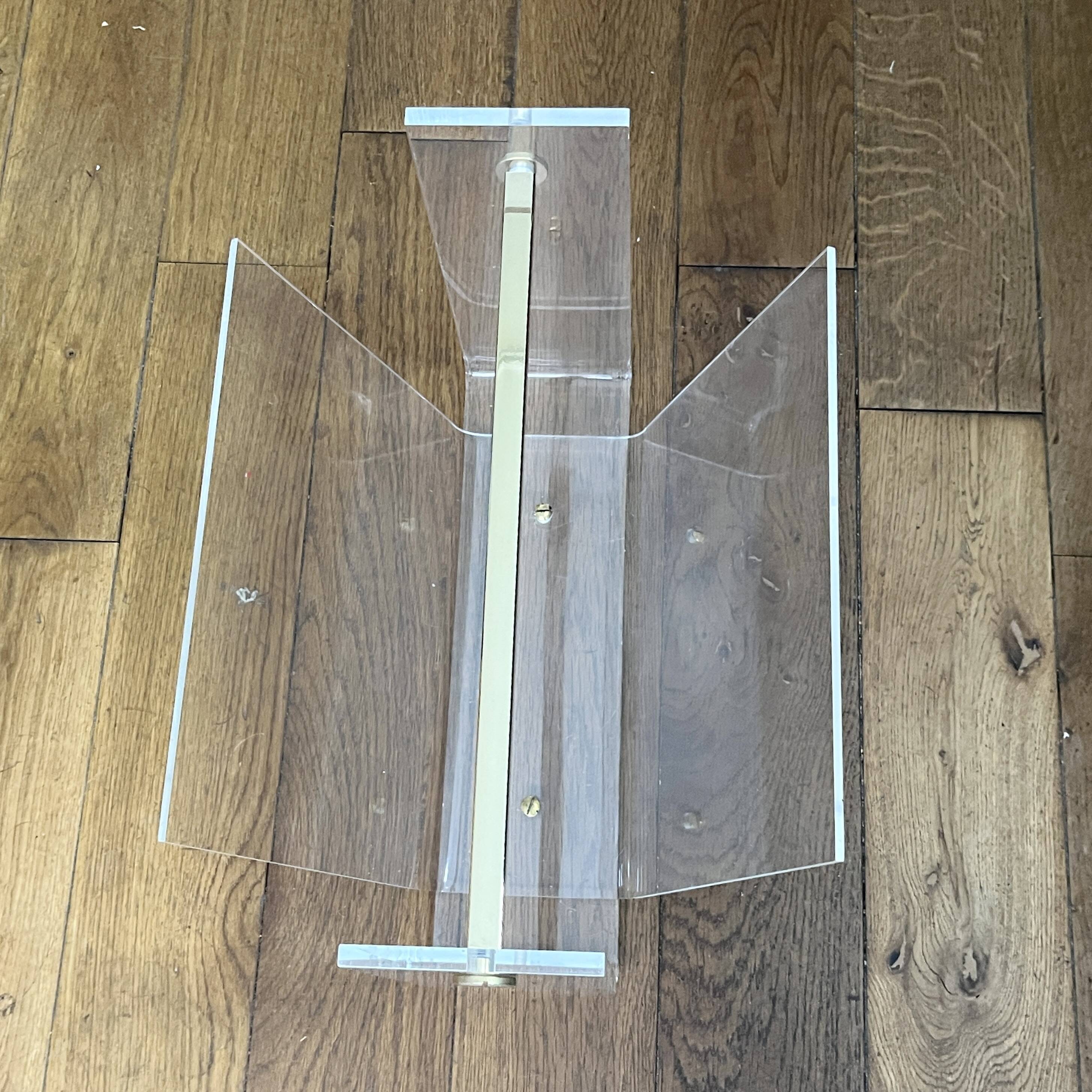 Vintage David Lange magazine rack for Roche Bobois - Plexiglas and brass