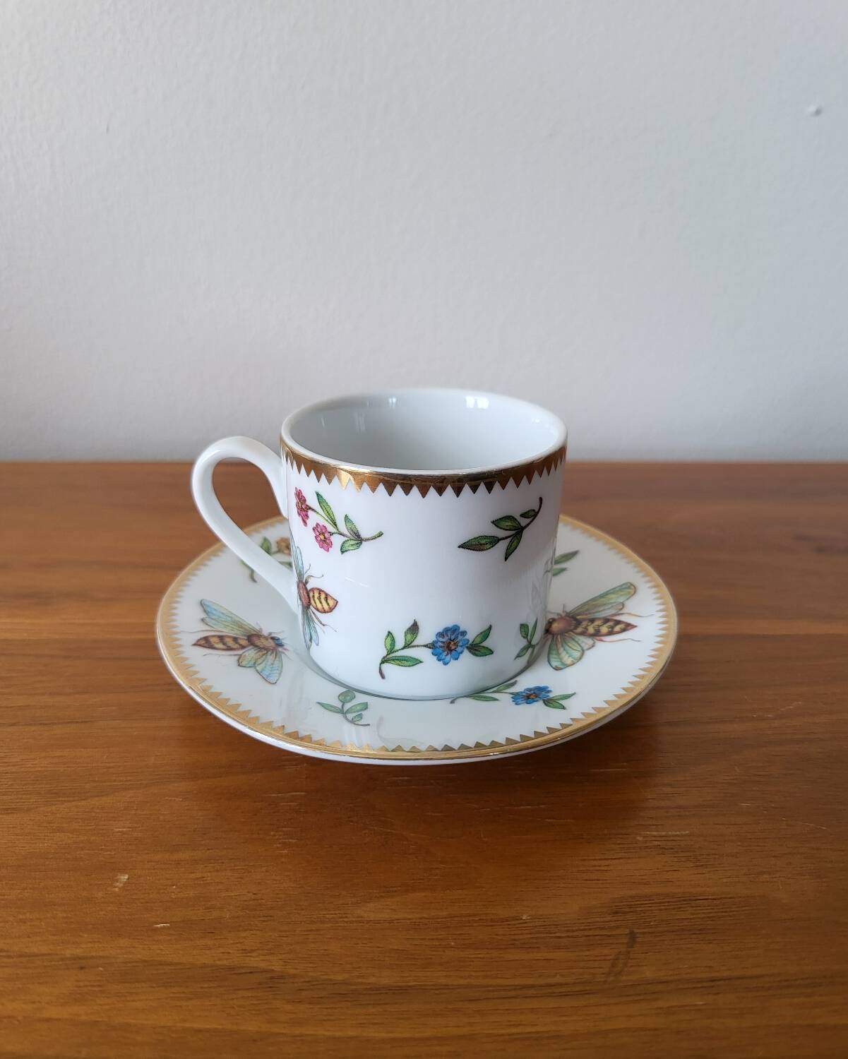 Cup and saucer in porcelain Henriette Bee pattern
