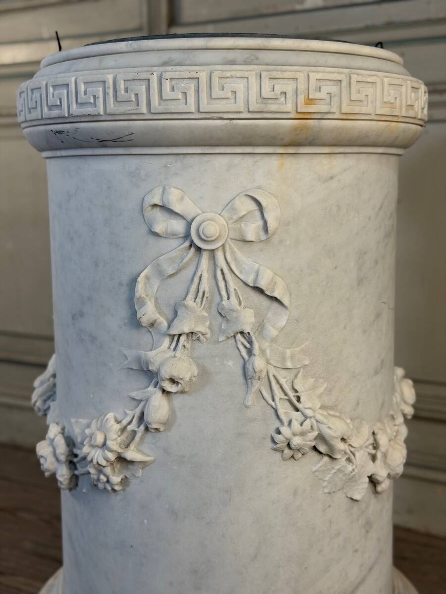 Carrara marble jardinière in Louis XVI style, circa 1880.