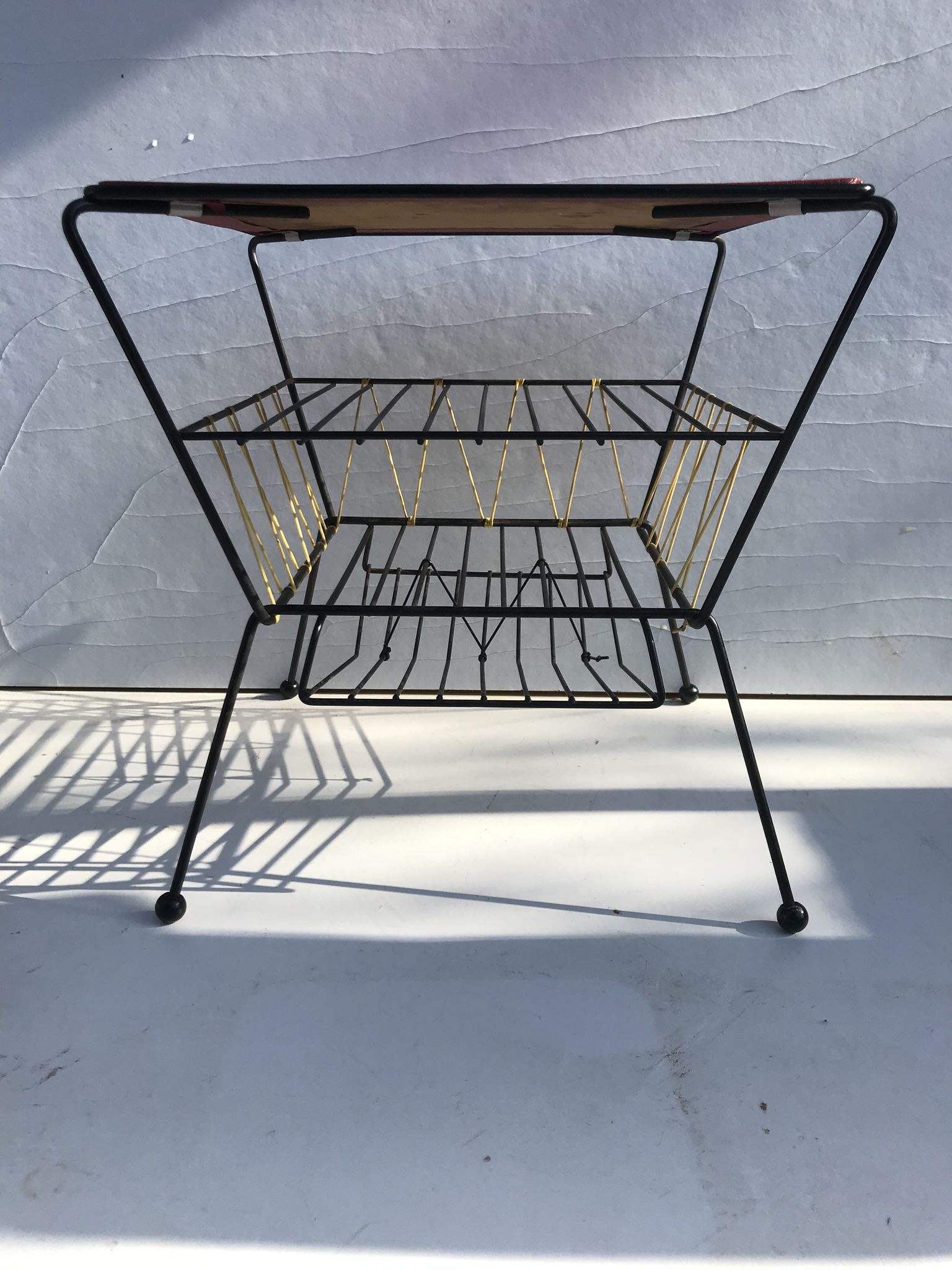 Old coffee table with black metal and scoubidou magazines holder
