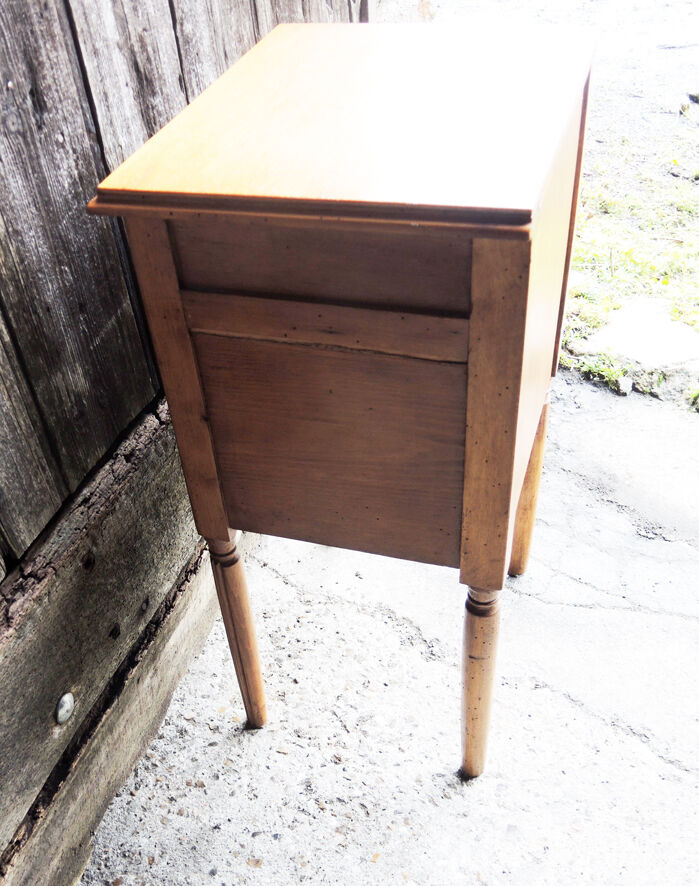 Ancienne table de chevet en bois sculpté