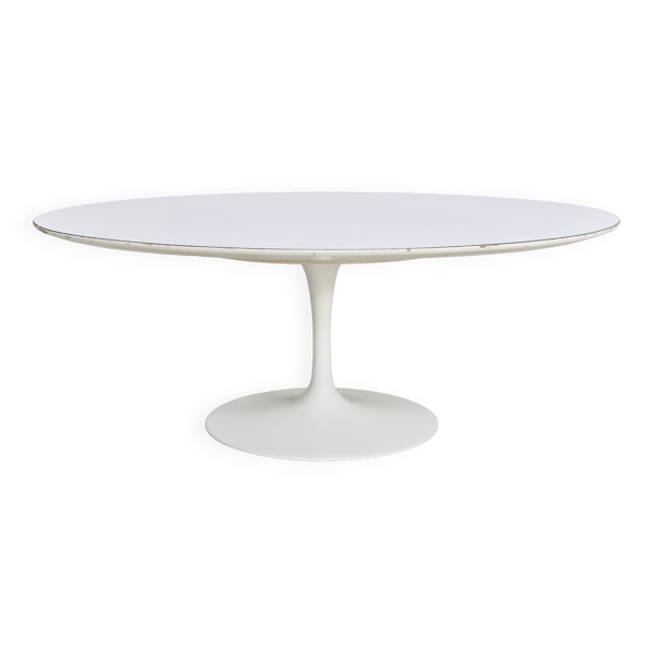 Table basse Knoll, Eero Saarinen, modèle ''tulipe'', bois mélaminé blanc. Signée, USA, circa 1960
