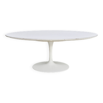 Knoll coffee table, Eero Saarinen, "tulip" model, white melamine wood. Signed, USA, circa 1960