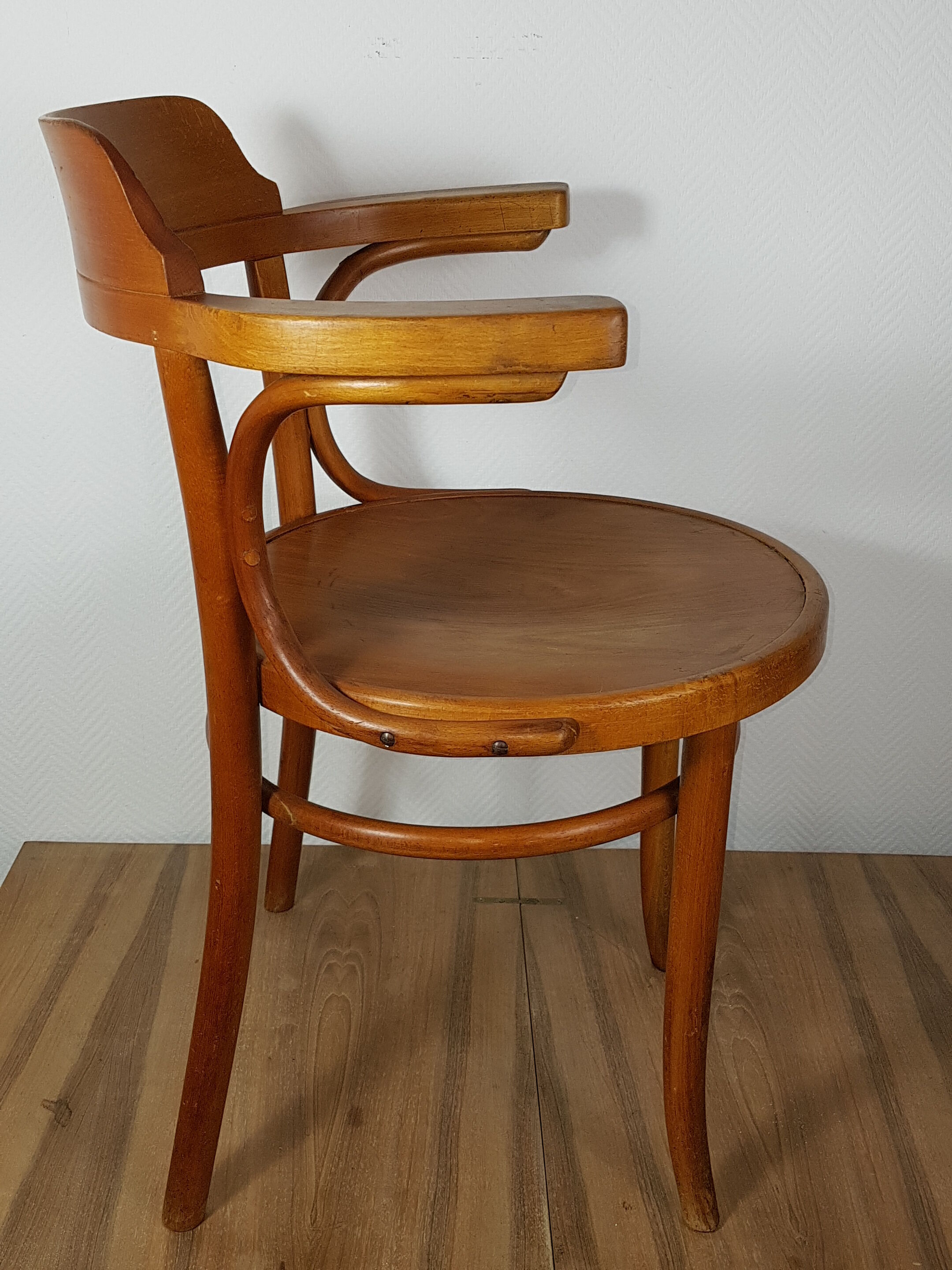 Old curved wooden armchair, 1930/1950. 78x58x48 cm.