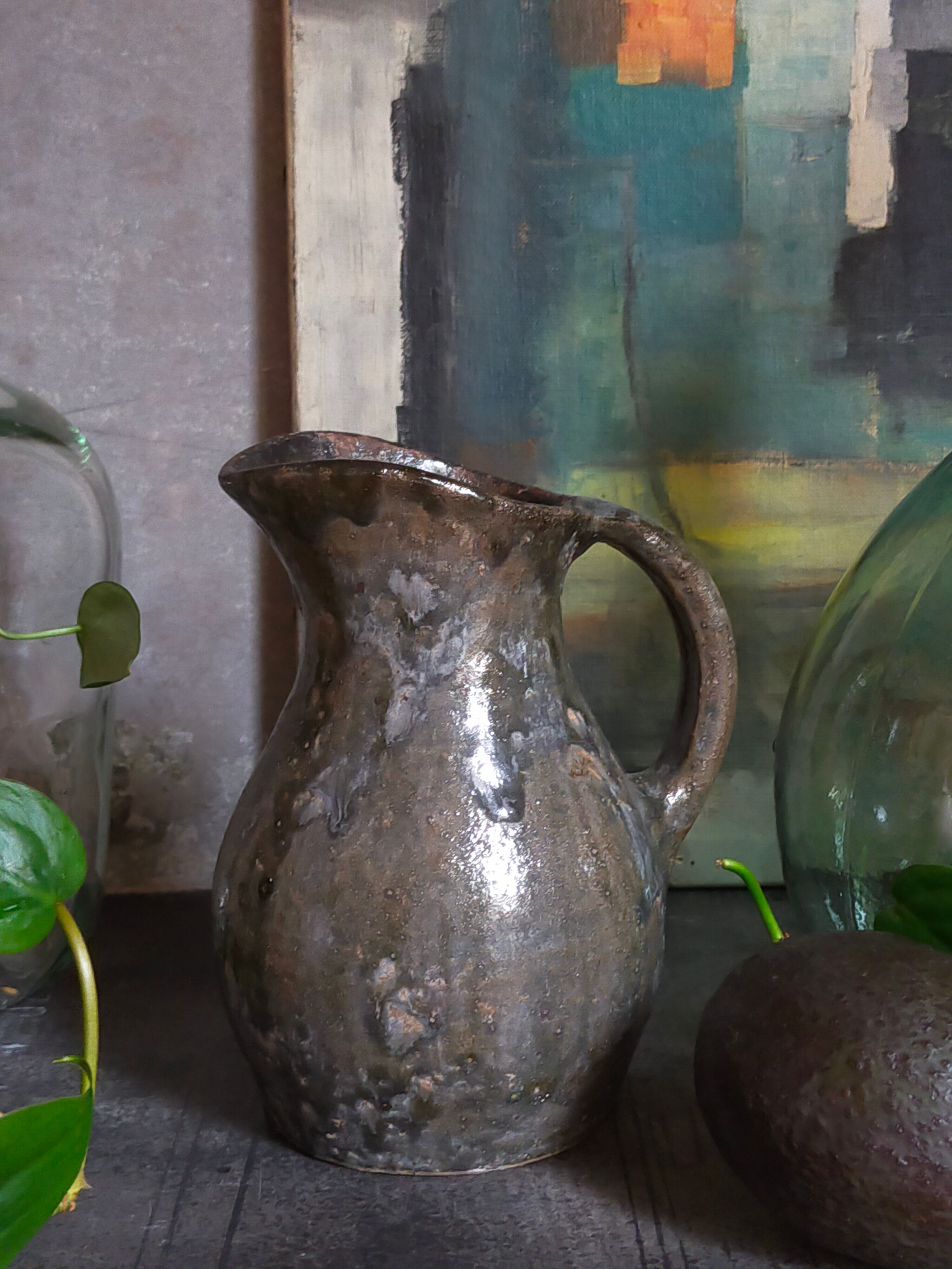 Potter's pitcher Art-popular in old enamelled earth