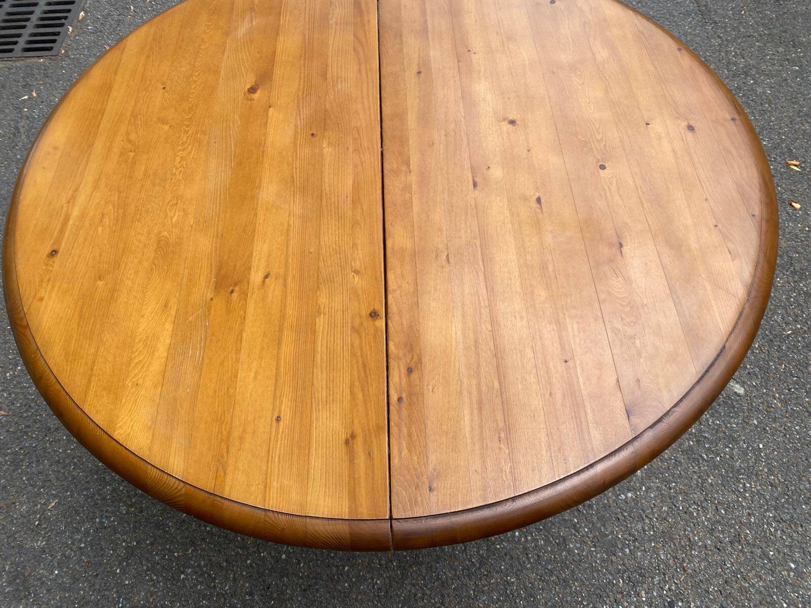 Round table in solid pine with a central baluster leg from 1980.