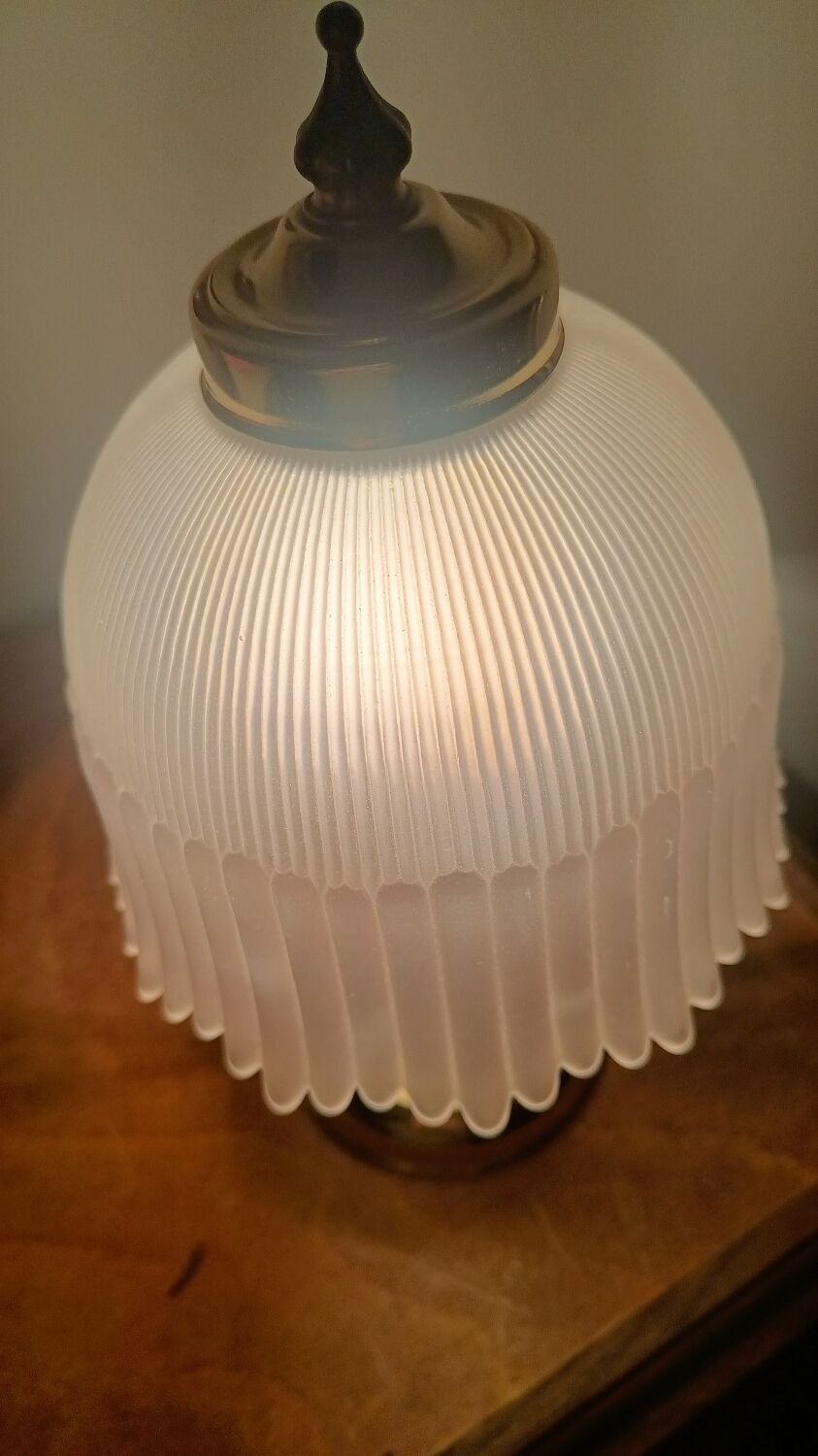 Vintage table lamp in brass and pleated opaline glass.
