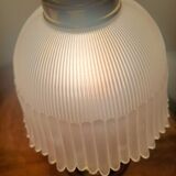 Vintage table lamp in brass and pleated opaline glass.