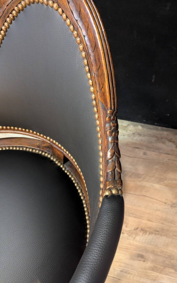 Louis XV armchair in Couillard style, from the 19th century.