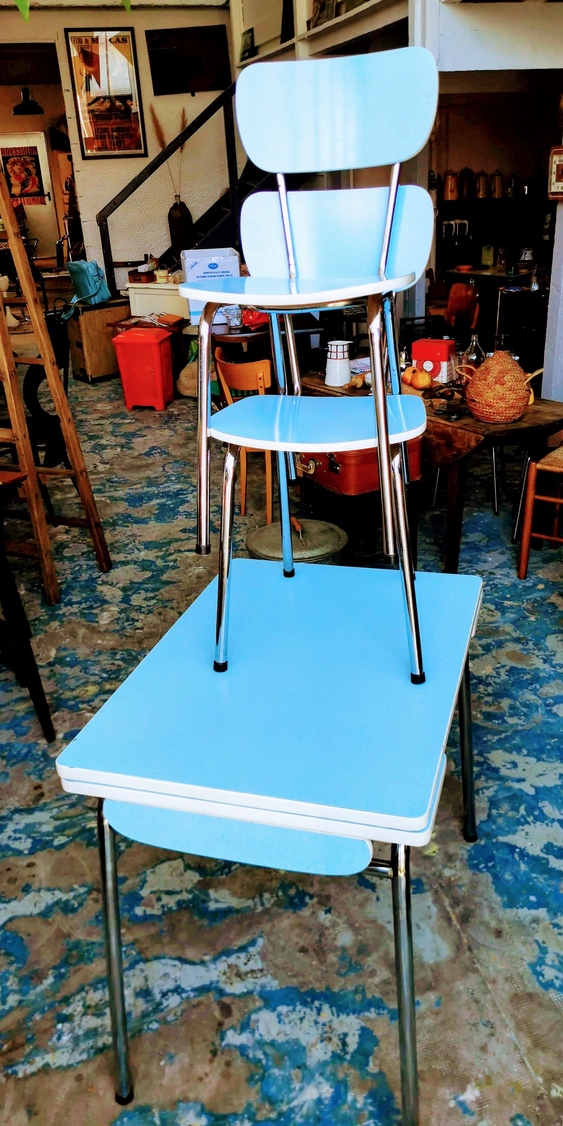 Set table and chairs in blue formica
