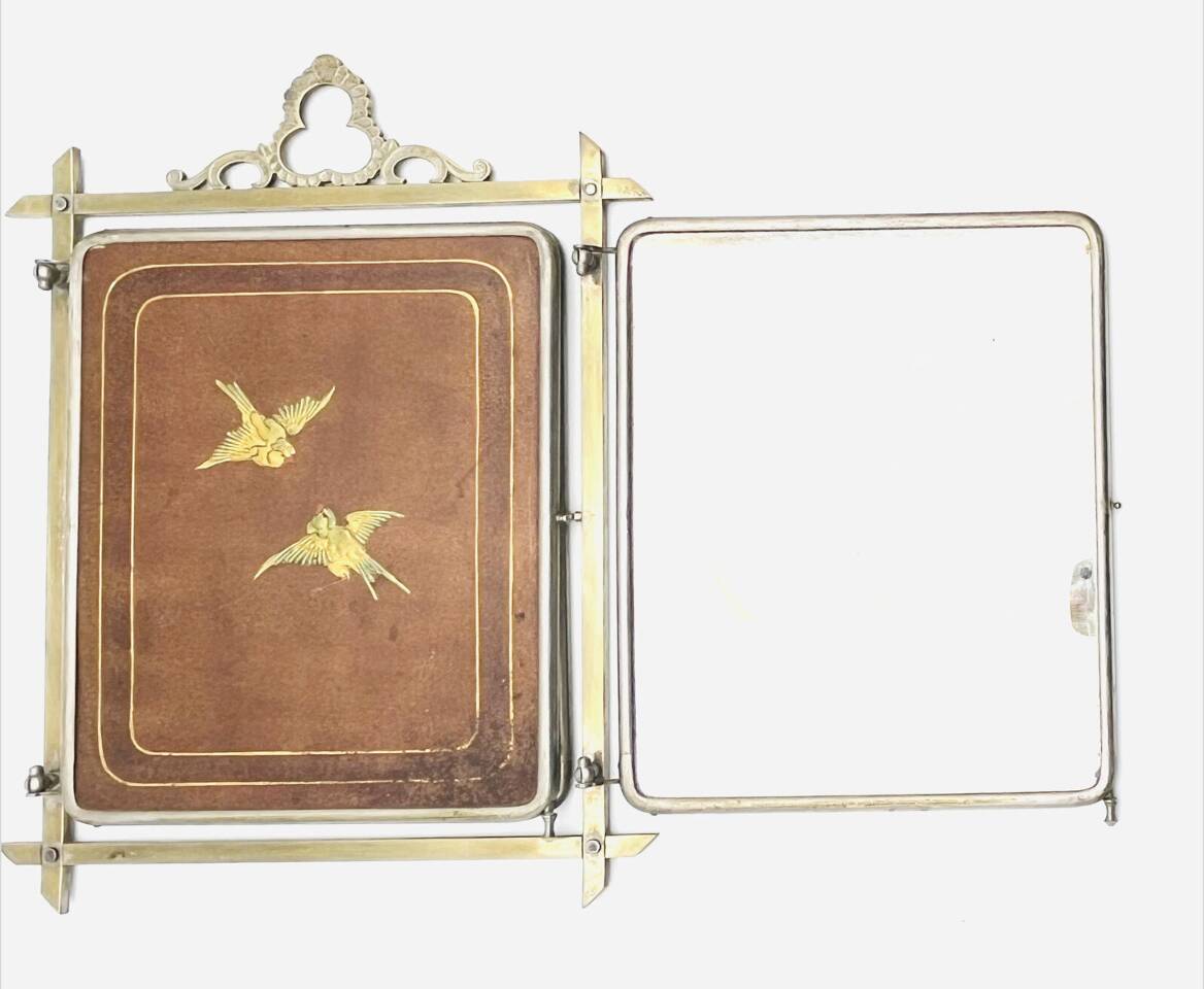 Triptych barber mirror in brass and engraved leather