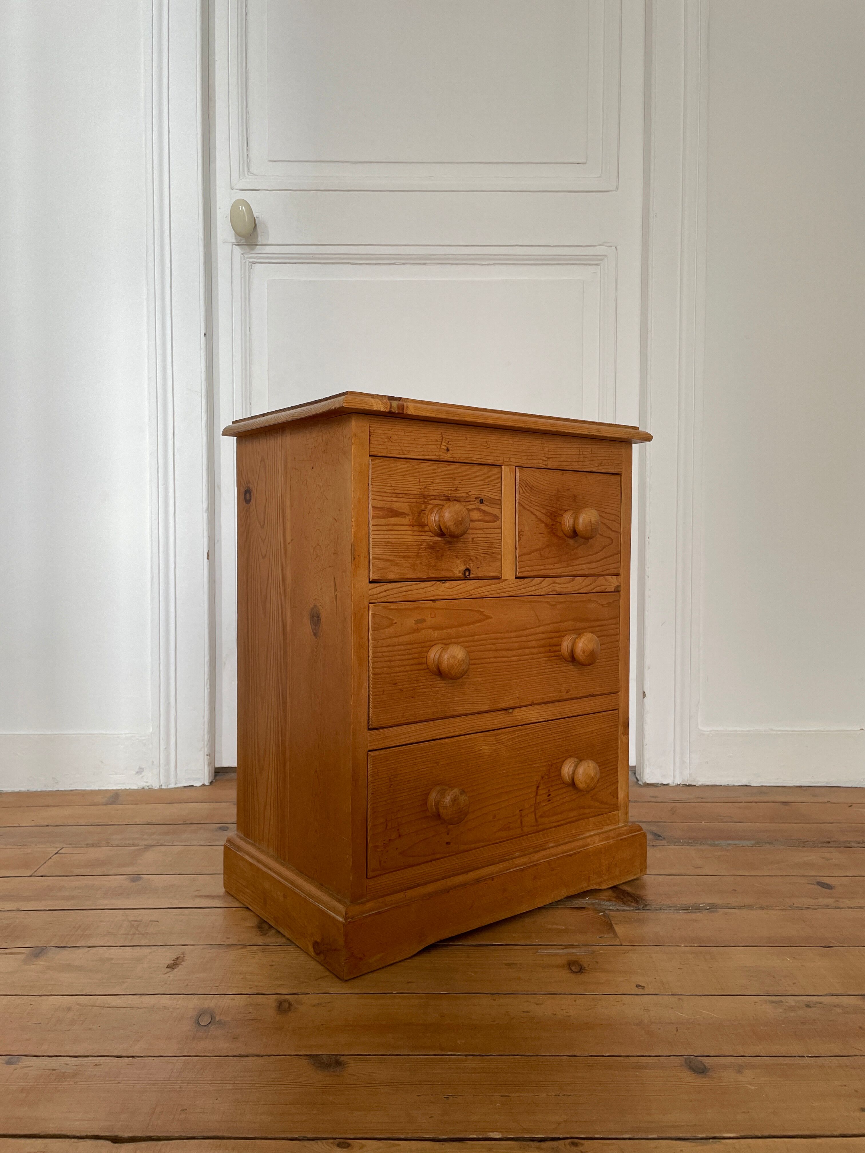 Mini commode vintage pour chambre d’enfant