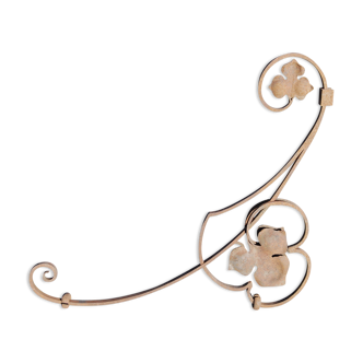 Porte enseigne de boutique Art Nouveau en fer forgé à décor de feuille de Vigne.