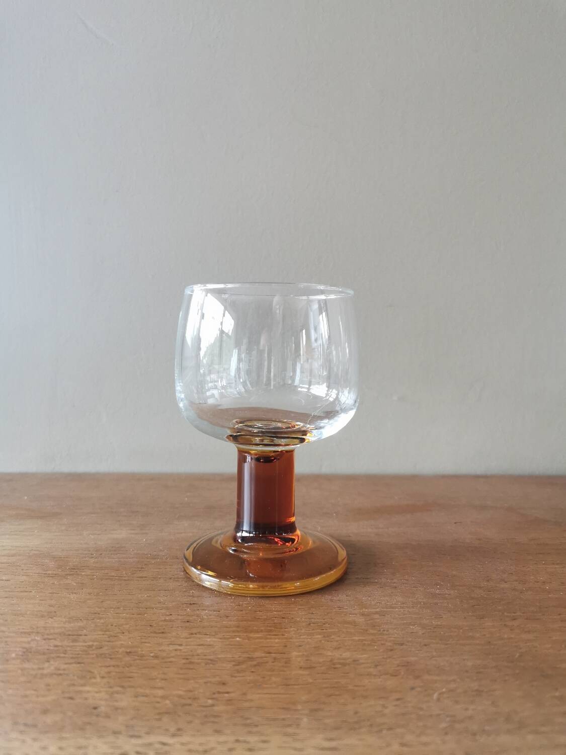Set of 6 vintage stemmed glasses, amber base