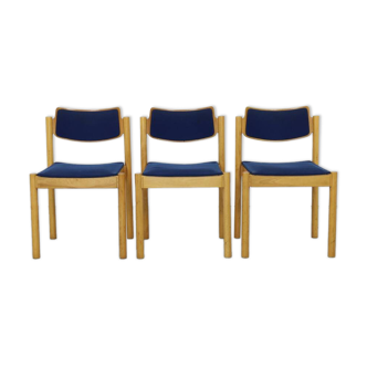 3 chaises empilables en tissu bleu et bois, années 1980